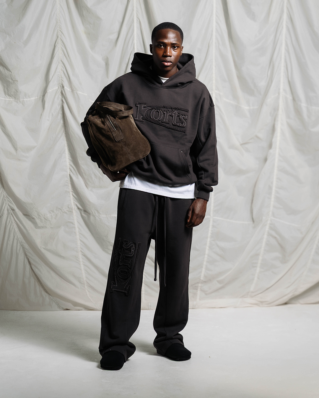 KORTS PATCHWORK STRAIGHT JOGGER | CHARCOAL